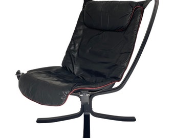 Sigurd Ressel - Falcon Chair (High back model) - Vatne Møbler - Black leather upholstery with red accent - Original markings! - 2 in stock