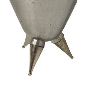 Pu&ograve; includere: Un secchiello per il ghiaccio in metallo argentato con tre gambe appuntite. Le gambe sono rifinite con metallo dorato.