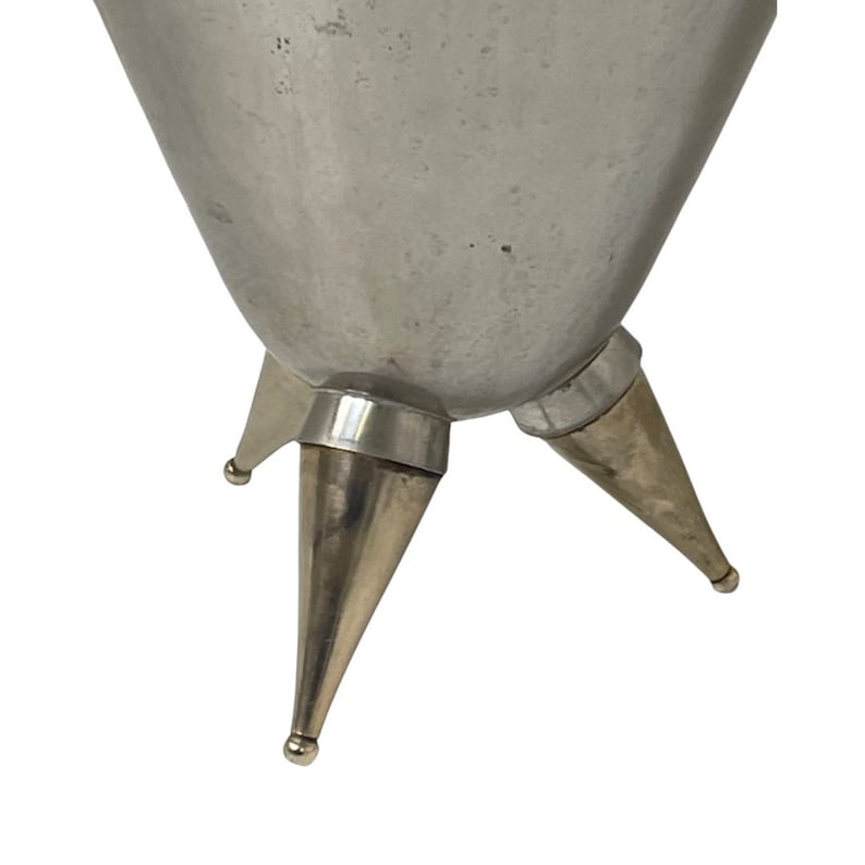 Pu&ograve; includere: Un secchiello per il ghiaccio in metallo argentato con tre gambe appuntite. Le gambe sono rifinite con metallo dorato.