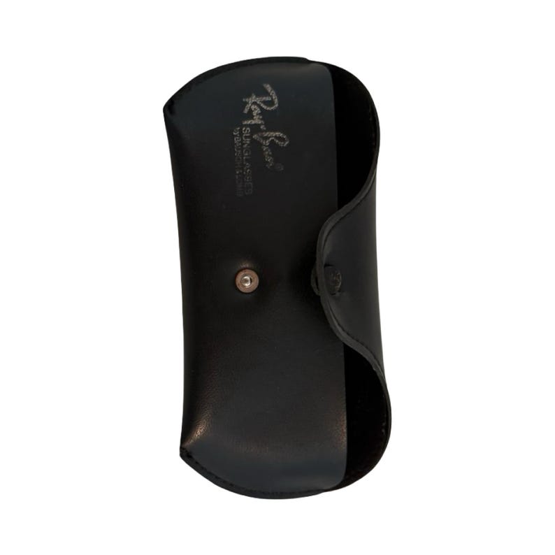 Może przedstawiać: Czarne sk&oacute;rzane etui na okulary przeciwsłoneczne z zapięciem na zatrzask. Etui ma wytłoczone logo Ray-Ban. Zaprojektowane do ochrony okular&oacute;w przeciwsłonecznych.