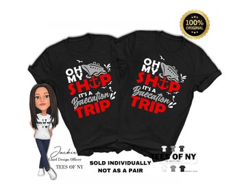 Op de afbeelding: Twee zwarte T-shirts met een wit grafisch ontwerp van een cruiseschip en de tekst "Oh My Ship It's a Baecation Trip". De tekst is rood en de grafiek is grijs. De shirts worden individueel verkocht, niet als een paar.