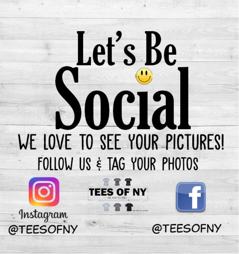Puede incluir: Un fondo de madera blanco con texto negro que dice "Let's Be Social" con una carita sonriente amarilla. Debajo del texto hay m&aacute;s texto negro que dice "WE LOVE TO SEE YOUR PICTURES! FOLLOW US & TAG YOUR PHOTOS". Debajo de eso hay tres iconos de redes sociales: Instagram, Facebook y un logotipo para Tees of NY.