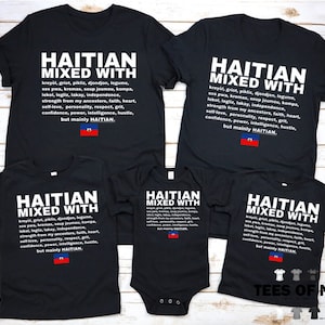 Puede incluir: Un conjunto de camisetas negras con un dise&ntilde;o gr&aacute;fico blanco que dice "Haitian Mixed With" y enumera palabras y frases haitianas. El dise&ntilde;o tambi&eacute;n incluye la bandera haitiana. Las camisetas est&aacute;n disponibles en tallas para adultos y ni&ntilde;os.
