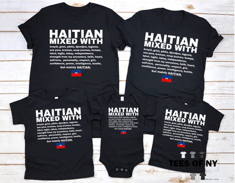 Puede incluir: Un conjunto de camisetas negras con un dise&ntilde;o gr&aacute;fico blanco que dice "Haitian Mixed With" y enumera palabras y frases haitianas. El dise&ntilde;o tambi&eacute;n incluye la bandera haitiana. Las camisetas est&aacute;n disponibles en tallas para adultos y ni&ntilde;os.
