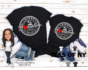 Op de afbeelding: Twee zwarte T-shirts met een wit cirkelontwerp met een palmboom, een rood hart en de tekst "Caribbean Vacation 2023 Just the Two of Us".