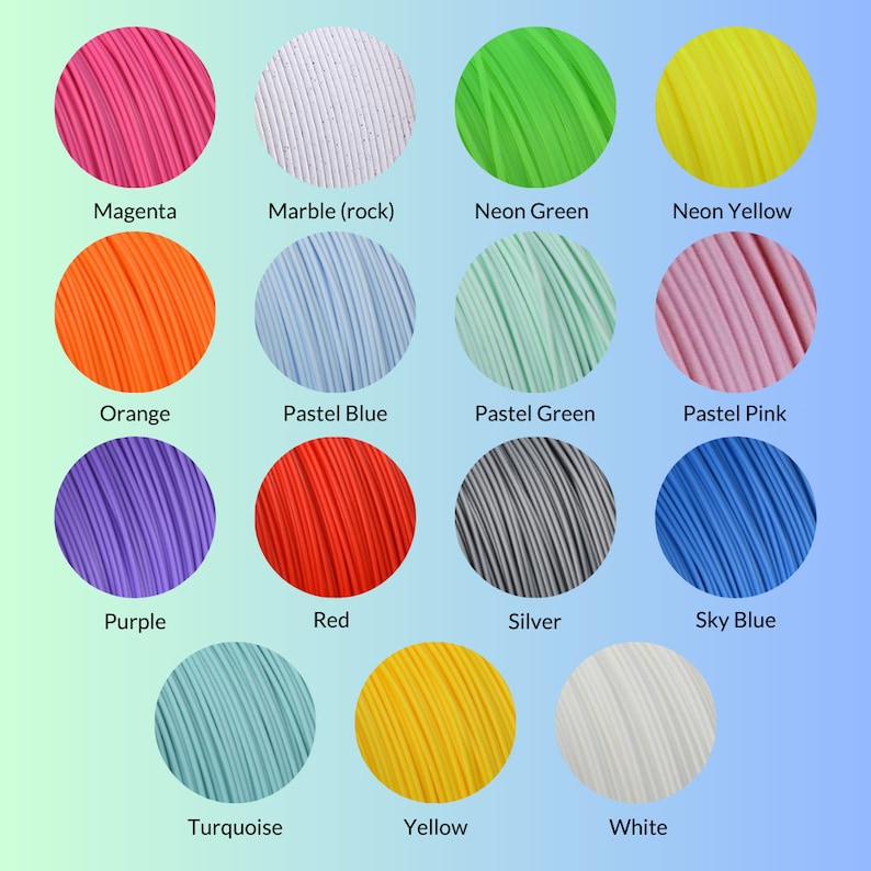 Puede incluir: Una cuadr&iacute;cula de bobinas de filamento de impresi&oacute;n 3D de colores. Los colores incluyen magenta, m&aacute;rmol, verde ne&oacute;n, amarillo ne&oacute;n, naranja, azul pastel, verde pastel, rosa pastel, morado, rojo, plata, azul cielo, turquesa, amarillo y blanco.