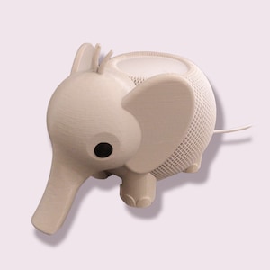 Può includere: Un altoparlante a forma di elefante stampato in 3D bianco con un occhio nero e una superficie testurizzata.