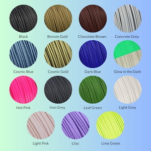 Puede incluir: Una carta de colores con 15 colores de filamentos para impresi&oacute;n 3D. Los colores incluyen Negro, Bronce Dorado, Marr&oacute;n Chocolate, Gris Hormig&oacute;n, Azul C&oacute;smico, Oro C&oacute;smico, Azul Oscuro, Brillo en la Oscuridad, Rosa Fuerte, Gris Hierro, Verde Hoja, Gris Claro, Rosa Claro, Lila y Verde Lima.