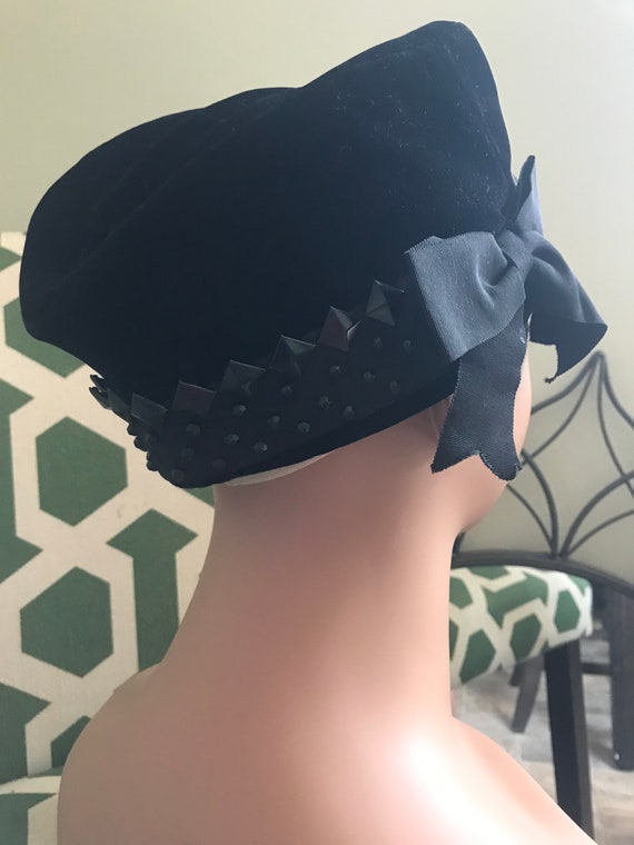 Vintage union made hat; black velvet; EUC Gem