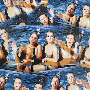 Könnte beinhalten: Eine farbenfrohe Illustration von vier Frauen in einem Schwimmbad. Die Frauen tragen Badeanzüge und halten Champagnergläser in der Hand. Der Pool ist blau und es gibt Blasen im Wasser.