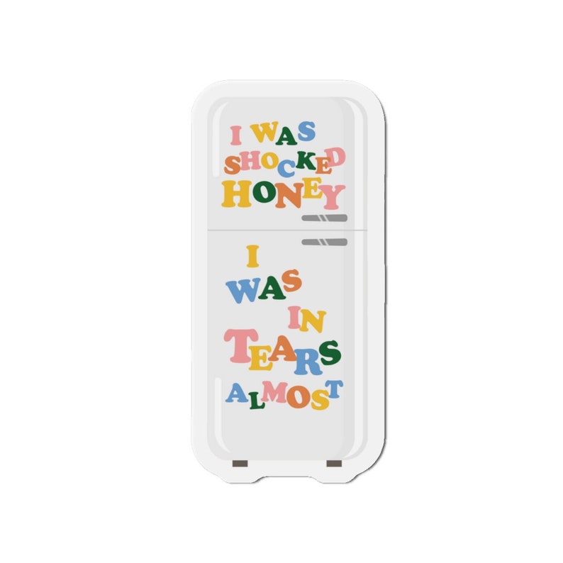 K&ouml;nnte beinhalten: Ein wei&szlig;er K&uuml;hlschrank mit bunten Buchstaben, die den Satz "Ich war geschockt, Liebling, ich war fast in Tr&auml;nen" buchstabieren.