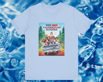 Può includere: Maglietta blu chiaro con una grafica di un furgone vintage con persone al suo interno. Il testo "WET HOT VANCOUVER SUMMER" è sopra il furgone.