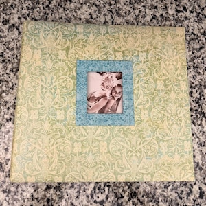 Magnifique album de scrapbooking K & Co 12 x 12.  Livré avec dix pages de protège-pages. Poster relié et des pages supplémentaires peuvent être ajoutées.