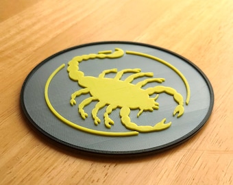 Sous-bock Drive Scorpion : décor de film néo-noir imprimé en 3D