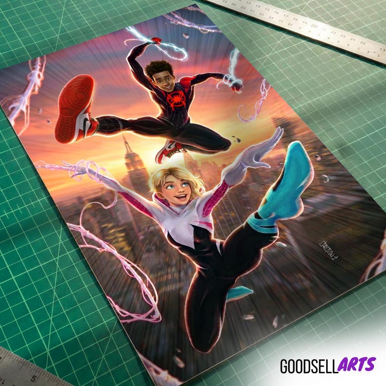 Op de afbeelding: Een levendige print met twee stripfiguren in actieposities tegen een stadsachtergrond. Het ene personage draagt een zwart-rood pak, het andere een wit-zwart pak. De print heeft de tekst "GOODSELLARTS" in de rechter benedenhoek.