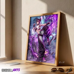 Op de afbeelding: Ingelijste kunstdruk met een dynamische illustratie van een vrouwelijk personage in een vechthouding, omringd door paarse energie. Het kunstwerk speelt zich af tegen een futuristische stadsgezicht. Het frame meet 33 x 48 cm.