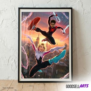 Op de afbeelding: Ingelijste kunstprint met twee stripfiguren in actie tegen een stadsgezicht en zonsondergang. Het ene personage draagt een zwart-rood pak, het andere een zwart, wit en roze pak. Het kunstwerk is zwart omlijst.
