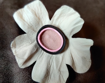 LEDEREN BLOEM BROCHE Modern design, statement broche, handgemaakte lederen bloem, broche vrouwen, kous Stuffer. Kerstcadeau.