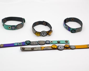Leren armbanden in geel, grijs, blauw en paars. Perfect vakantiecadeau, verjaardagscadeau, verjaardagscadeau