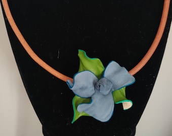 LEDEREN BLOEM KETTING, Statement Ketting, Handgemaakte Lederen Bloem, Bloem Sieraden, ketting vrouwen, Kous Stuffer. Kerstcadeau.