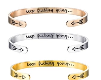 Pulseira com mensagem oculta "Continue Fodendo" * Presente de Natal para padrinho/afilhado(a) de AA/NA * Joia para presente de aniversário de sobriedade e recuperação