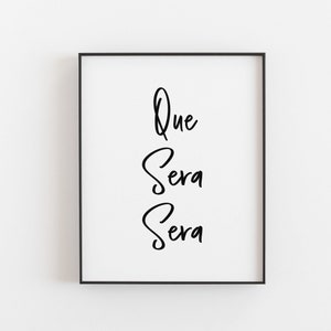 Peut inclure: Impression typographique en noir et blanc avec la phrase "Que Sera Sera" en écriture cursive.