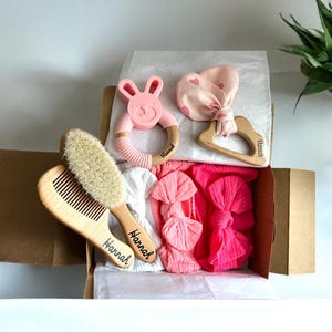 Neugeborenen Keepsake Box Name Haarbürste Set Big Bow Stirnband Bunny Beißring Spielzeug Korb Stuffer