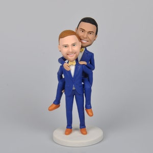 Anpassad bobblehead-tårtdekoration med två brudgummar: Gay bröllopstårtdekoration