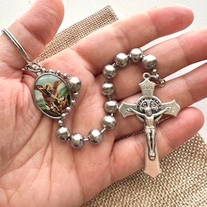 Rosario de acero inoxidable de 8 mm con cadena de bolas, estilo penal irlandés, de una década. Crucifijo de San Benito, de fabricación italiana. Medalla de San Miguel de doble cara.