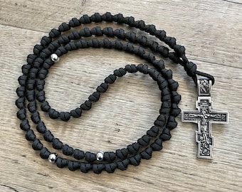 Groot zwart oosters-orthodox gebedstouw chotki met 100 vatknopen. Lengte: 28 inch. Groot roestvrijstalen oosters-orthodox kruisbeeld. #550 paracord