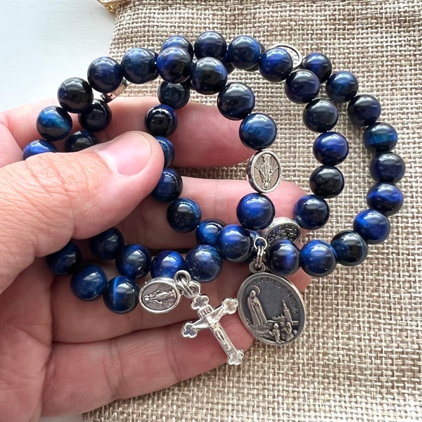 Pulsera de rosario de piedra de ojo de tigre azul con alambre de memoria de acero inoxidable. Crucifijo metálico. Medalla Milagrosa Padre Nuestros. Elección de la medalla de San