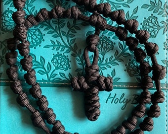 Cuerda de rosario católico anudada de color negro macizo para el simplón. Todo el paracord #550