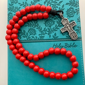 Crucifix orthodoxe oriental en acier inoxydable. 50 perles en bois rouge de 12 mm. Paracorde #550