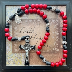 Sacred Heart of Jesus Halsreif. ABS-Kunststoff Red Gloss 12 mm Perlen & Metallkreuz Design Perlen. Kruzifix des Heiligen Benedikt. Schwarzes #550 Paracord.