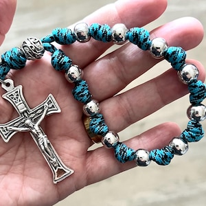 Katolsk rosenkrans från ett decennium med Chi Rho-krucifix. 10 mm metallpärlor. #550 paracord.