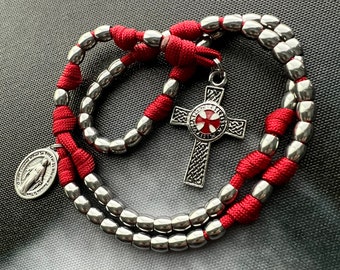 Chapelet croisé catholique miniature de la Croix des Templiers de 34 cm (14 po.) avec perles en acier inoxydable de 6 mm. Croix en alliage métallique. Médaille Saint au choix.