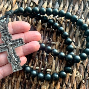 Große östliche Orthokord-Kruzifix aus Edelstahl mit 50 12 mm Holzperlen mit mattschwarzem Finish. #550 Paracord