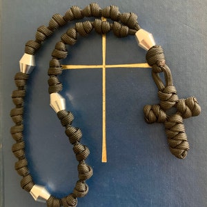 Svart anglikanskt rosenkransrep. Aluminiumpärlor av flygplanskvalitet. (550 Paracord)