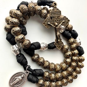 Rosario católico con crucifijo de bronce para el perdón. Cuentas de acrílico de 10 mm y cuentas de Padrenuestro de aleación metálica. (Paracord 550)