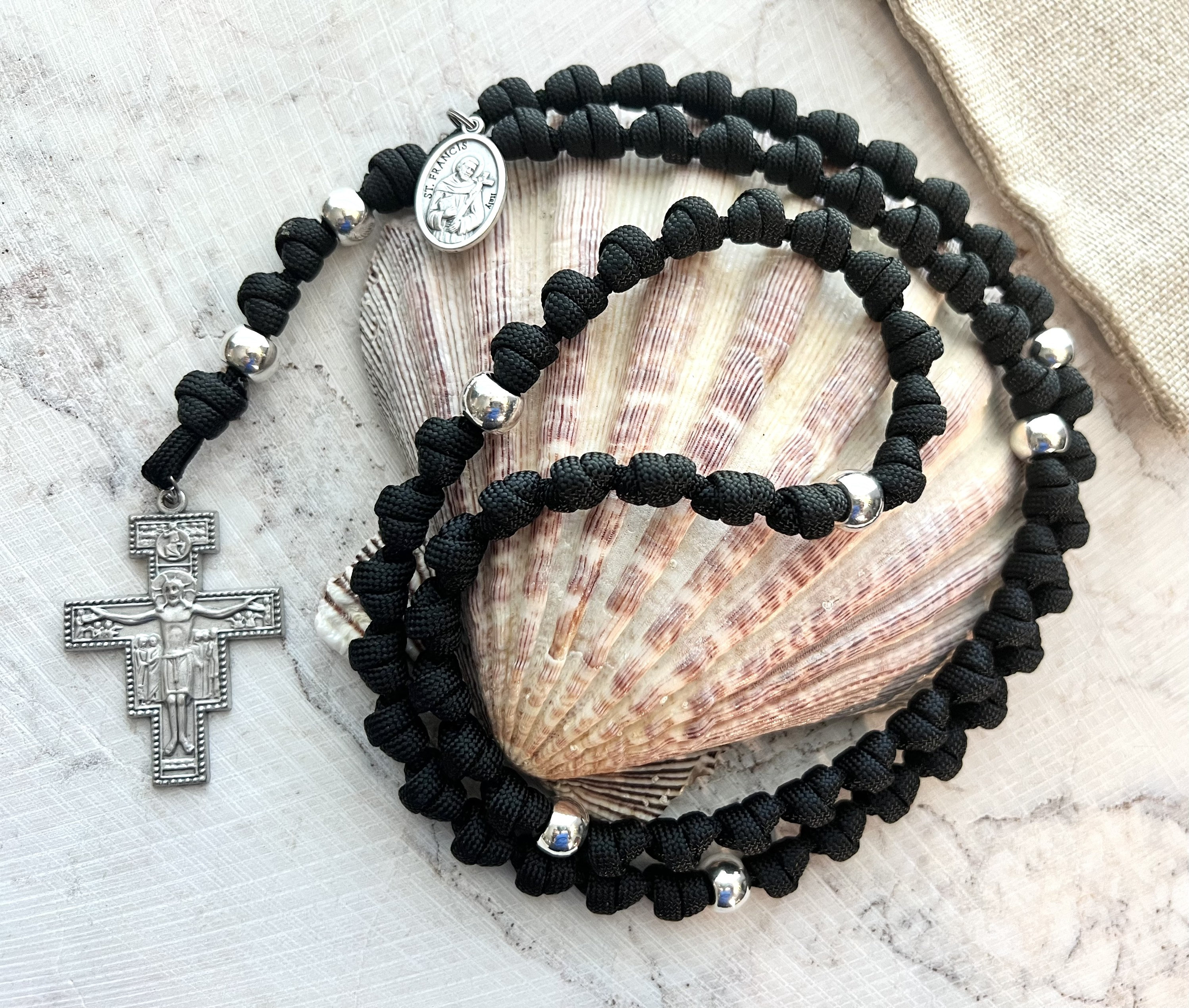 フランシスコ会の王冠結びのロザリオロープ。2 インチのサンダミアーノ