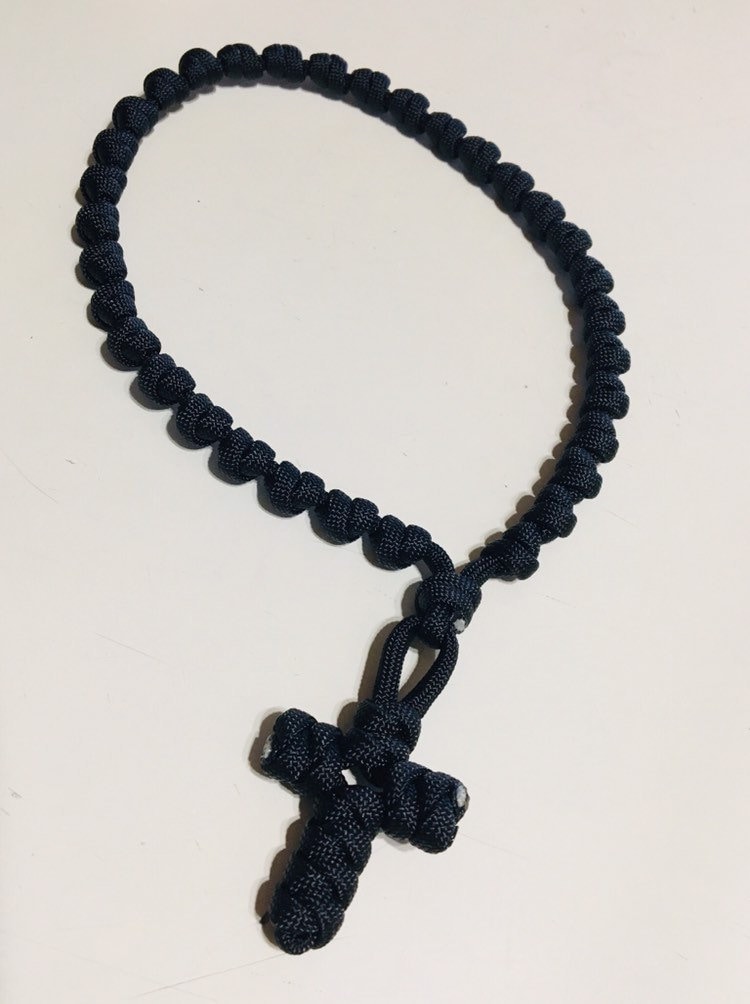 Cordón De Oración Ortodoxo Artesanal – 33 Nudos Con Doble Cruz De Monte Athos, Color Negro (5608B)