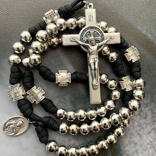 Chapelet catholique Saint-Benoît en argent. Perles métalliques de 10 mm. Croix en métal en forme de croix en métal avec des perles pour notre père. Médaille Saint au choix. Paracorde #550