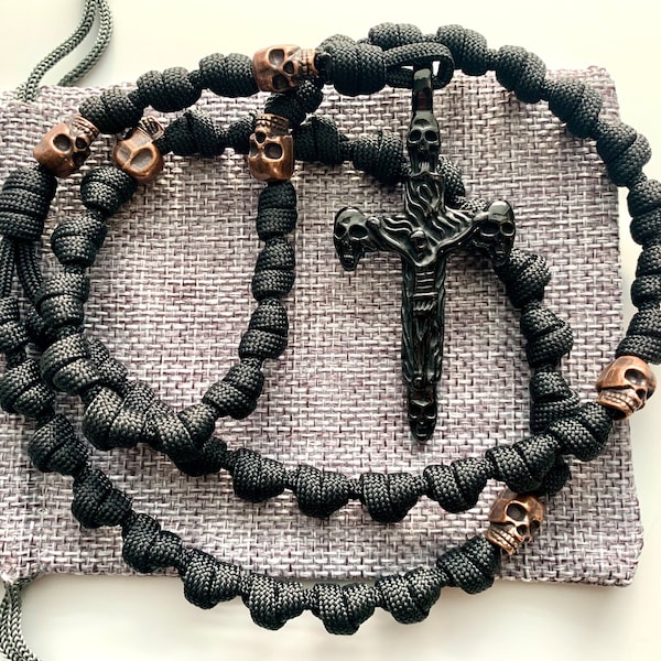 Corde de chapelet catholique Memento Mori Skull. Perles tête de mort en métal finition cuivre et croix tête de mort en acier inoxydable. (550 paracorde)
