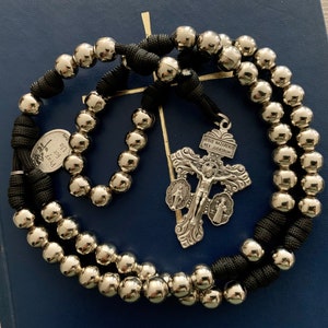 Silber Triple Threat Pardon Kruzifix katholischer Rosenkranz mit 10 mm Metallperlen in Silber, Ihre Wahl der Heiligen Medaille. (Paracord)