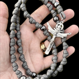 Grijze TERTIUM MILLENNIUM katholieke rozenkrans met heilige medaille naar keuze. Metaallegering bronskleurige afwerking Our Father-kralen. #550 paracord