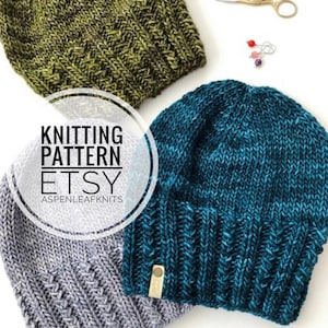 Puede incluir: Tres gorros de punto en diferentes colores: verde, azul y gris. Los gorros tienen un patrón de punto de cable y están hechos con un hilo grueso. La imagen incluye el texto "Knitting Pattern Etsy Aspenleafknits".
