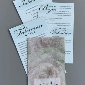 Pu&ograve; includere: Una guida per l'uso di un talismano, con istruzioni su come impostare la tua intenzione. La guida presenta uno sfondo ad acquerello con un motivo a rosa e il testo "Talisman Guide" e "Setting Your Intention".
