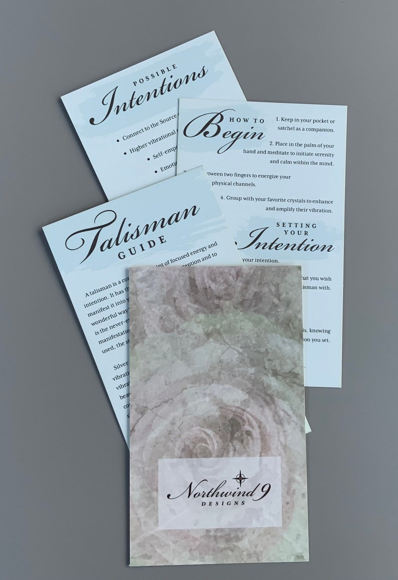 Pu&ograve; includere: Una guida per l'uso di un talismano, con istruzioni su come impostare la tua intenzione. La guida presenta uno sfondo ad acquerello con un motivo a rosa e il testo "Talisman Guide" e "Setting Your Intention".