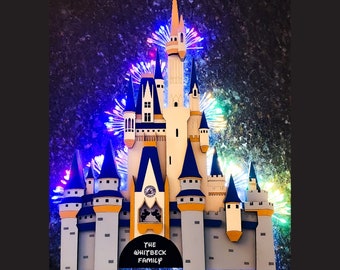 Imán de madera personalizable con luz del castillo de Disney con fuegos artificiales - Imán de crucero de Disney - Imán de madera de crucero de Disney