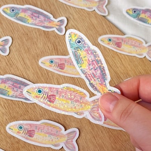 Set van vier schattige en kleurrijke kleine visstickers in waterbestendig glanzend vinyl en holografische glitterlaminering